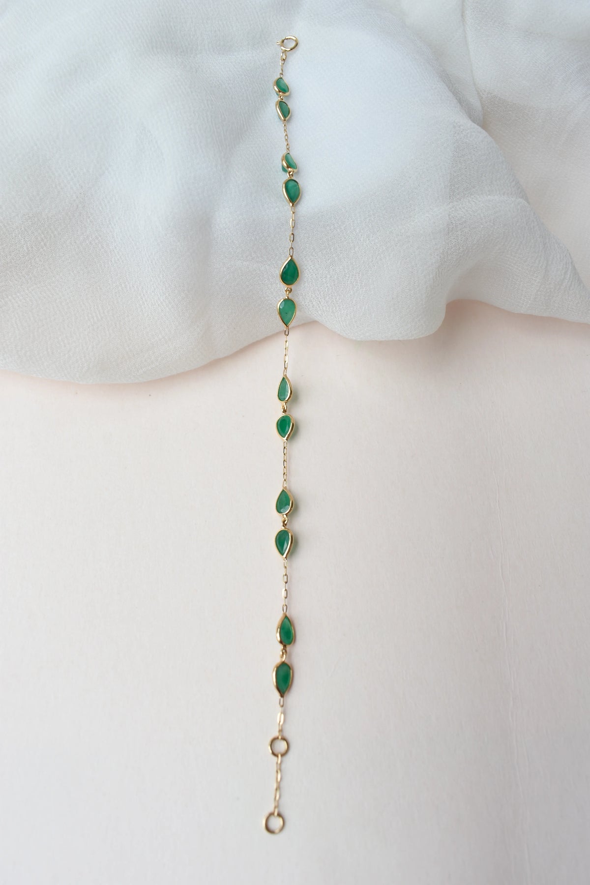 18K gold bracelet with pear-cut emerald drops