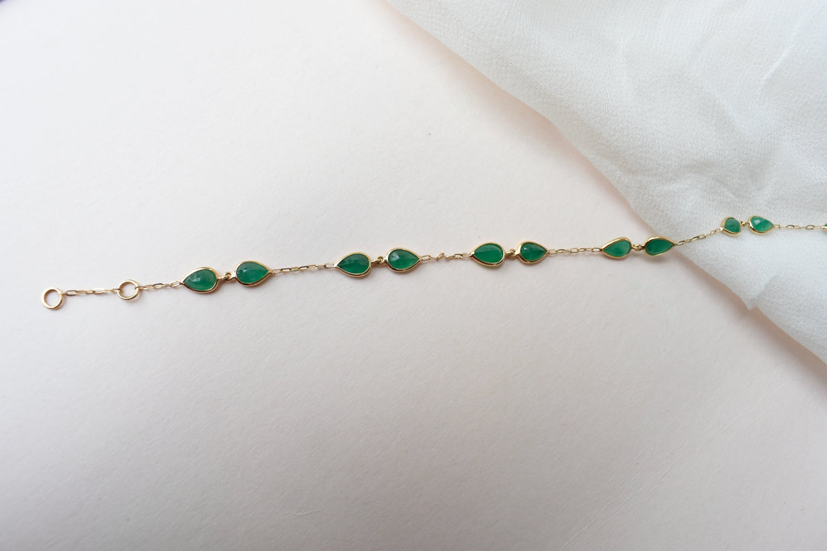 18K gold bracelet with pear-cut emerald drops