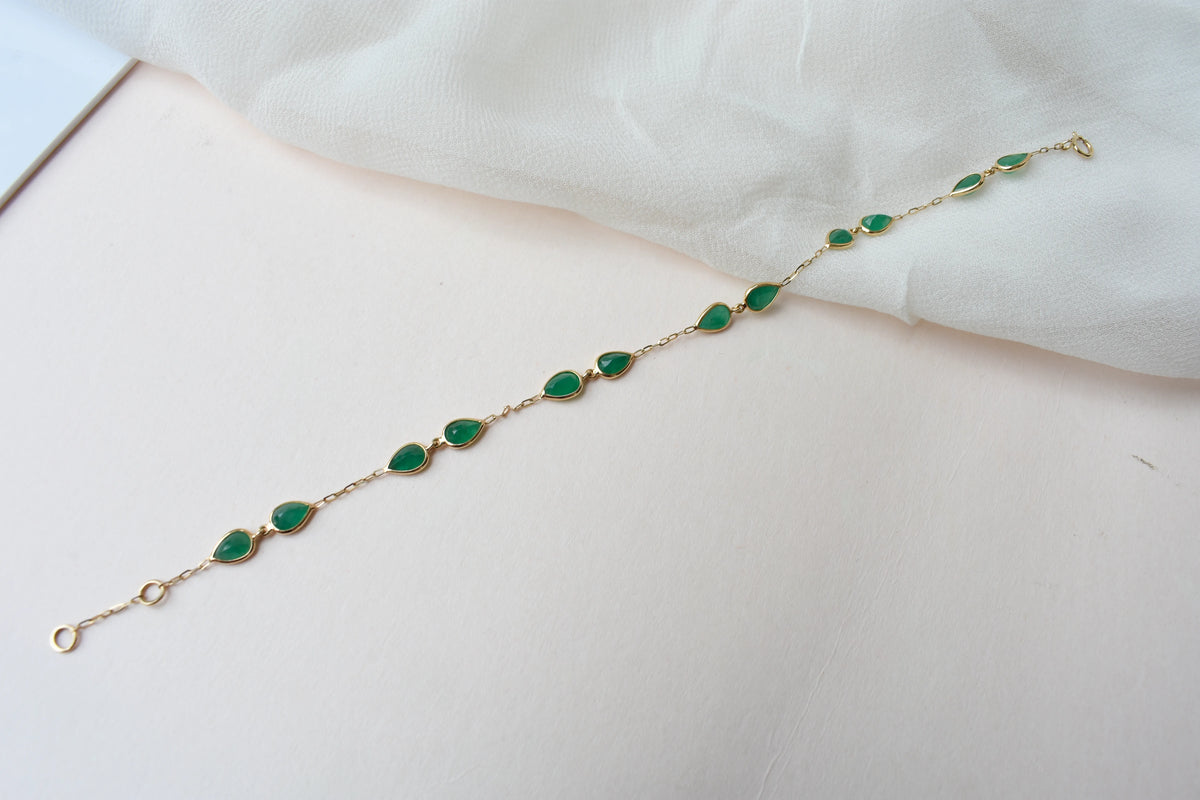 18K gold bracelet with pear-cut emerald drops