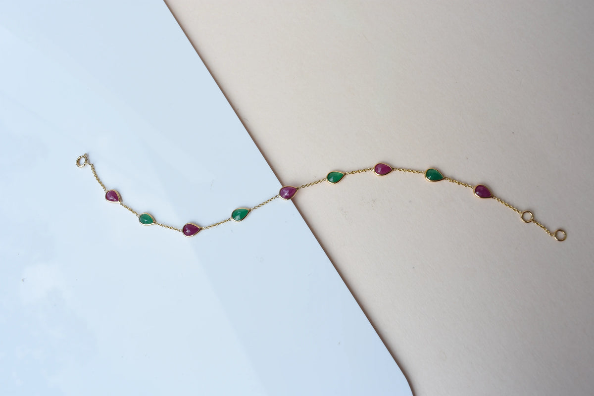 18K gold bracelet with alternating ruby and emerald drops