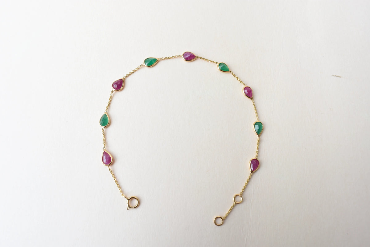 18K gold bracelet with alternating ruby and emerald drops