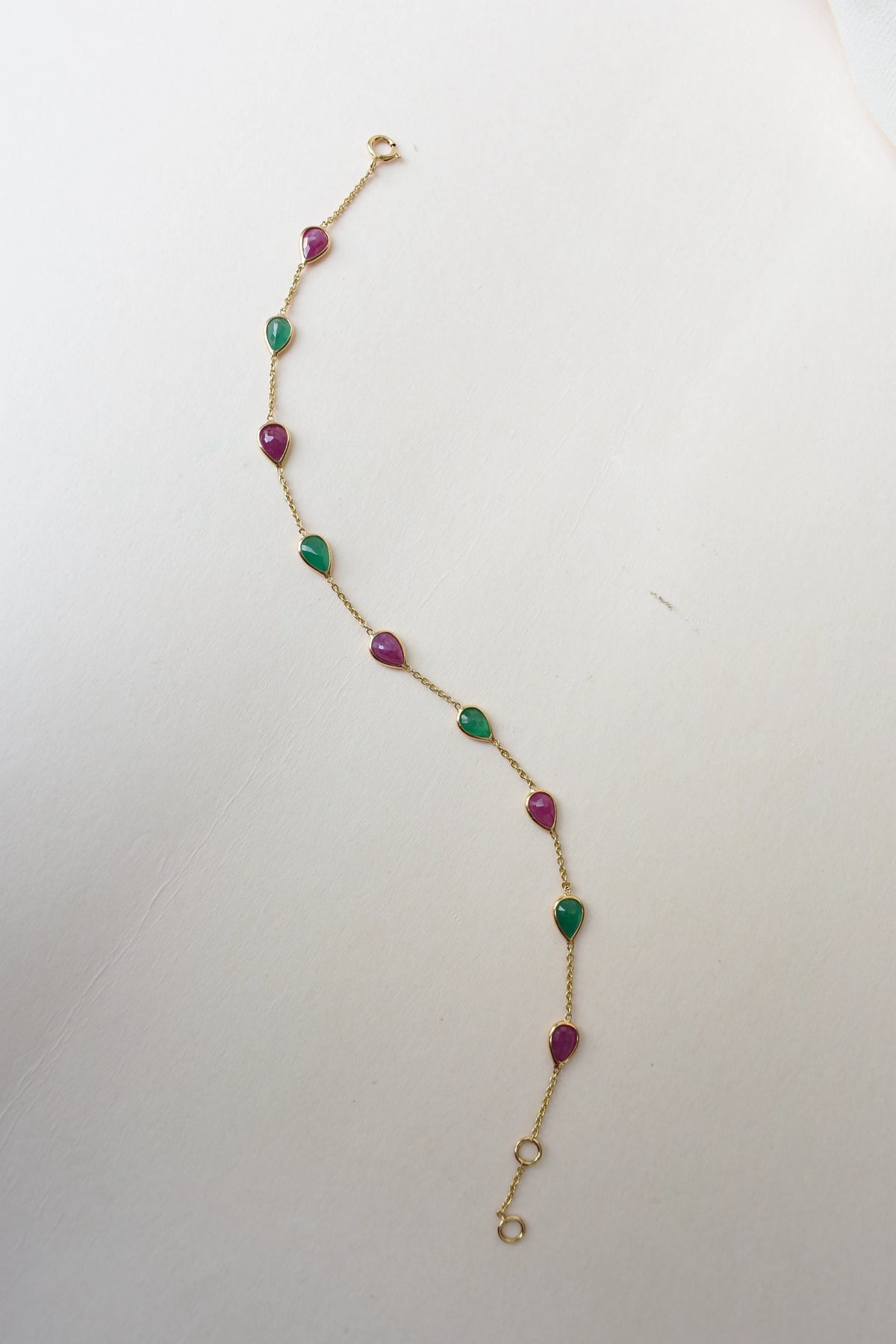 18K gold bracelet with alternating ruby and emerald drops