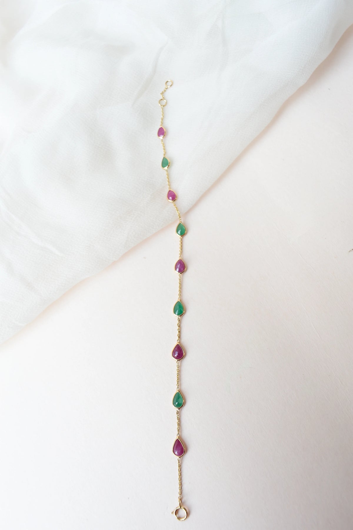 18K gold bracelet with alternating ruby and emerald drops