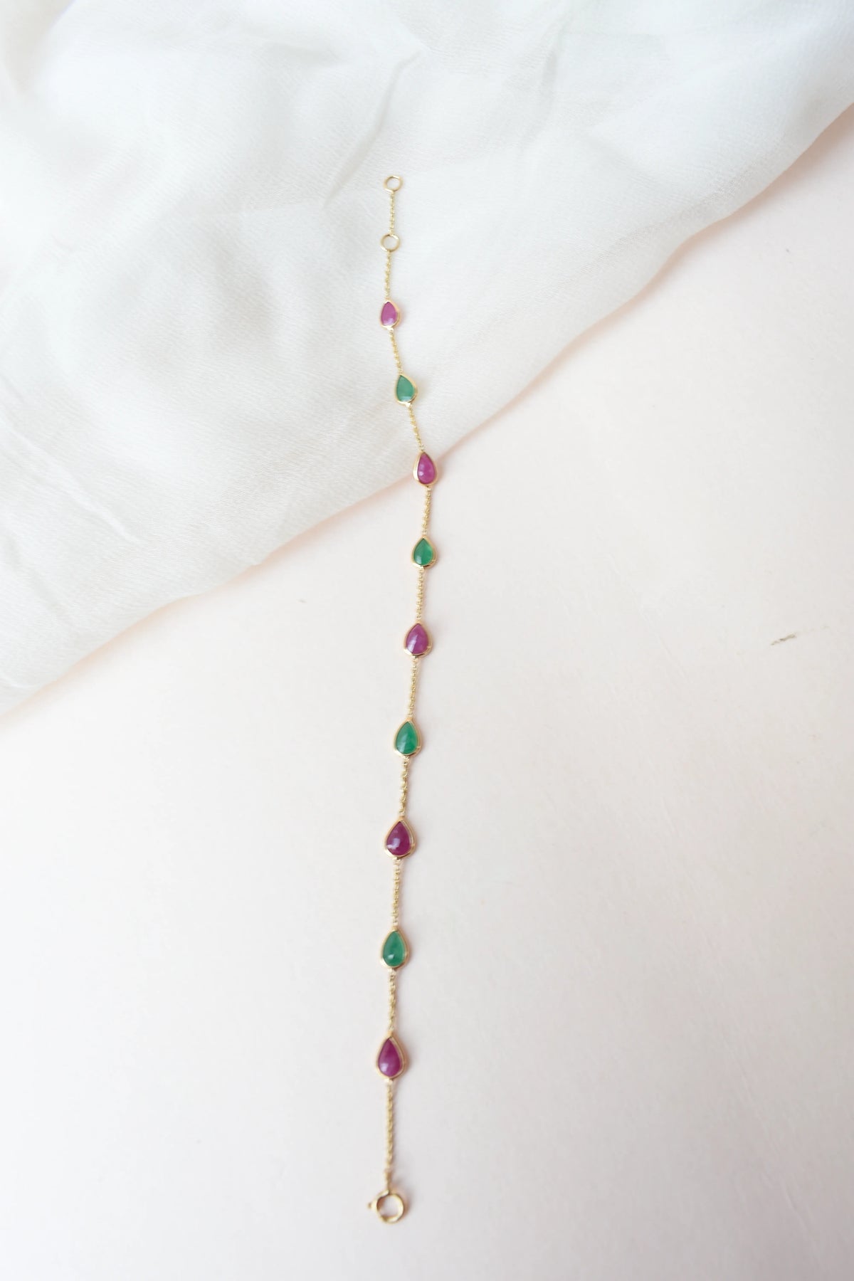18K gold bracelet with alternating ruby and emerald drops