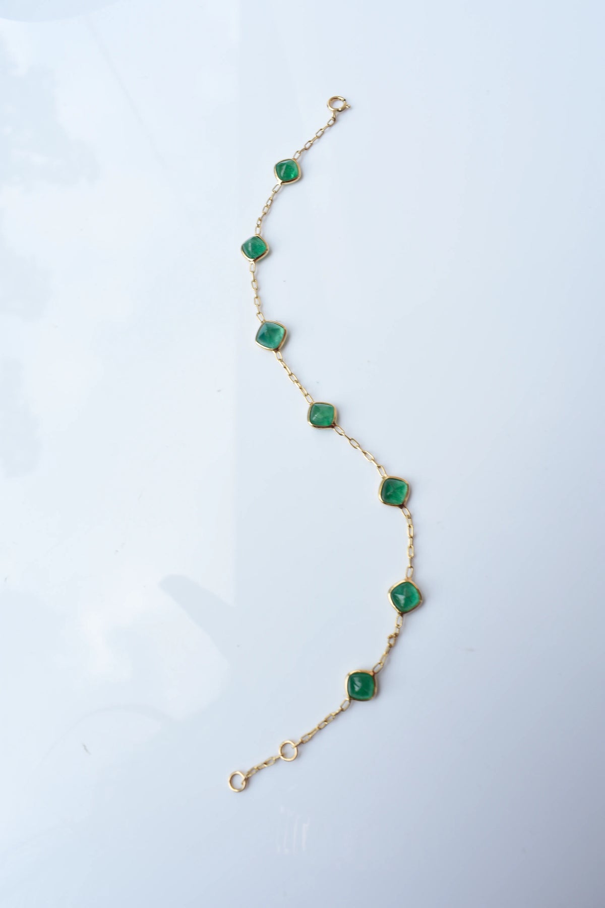 18K gold bracelet with cabochon-cut emerald stations