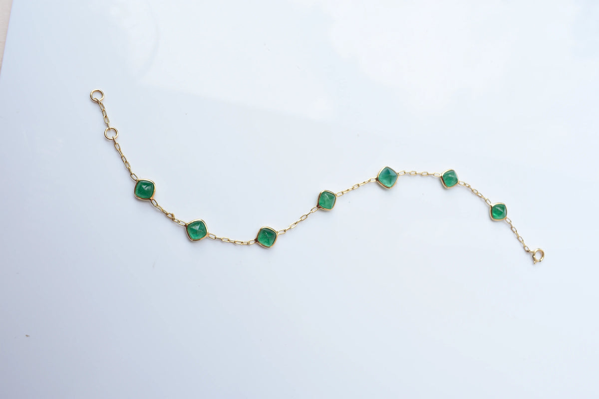 18K gold bracelet with cabochon-cut emerald stations