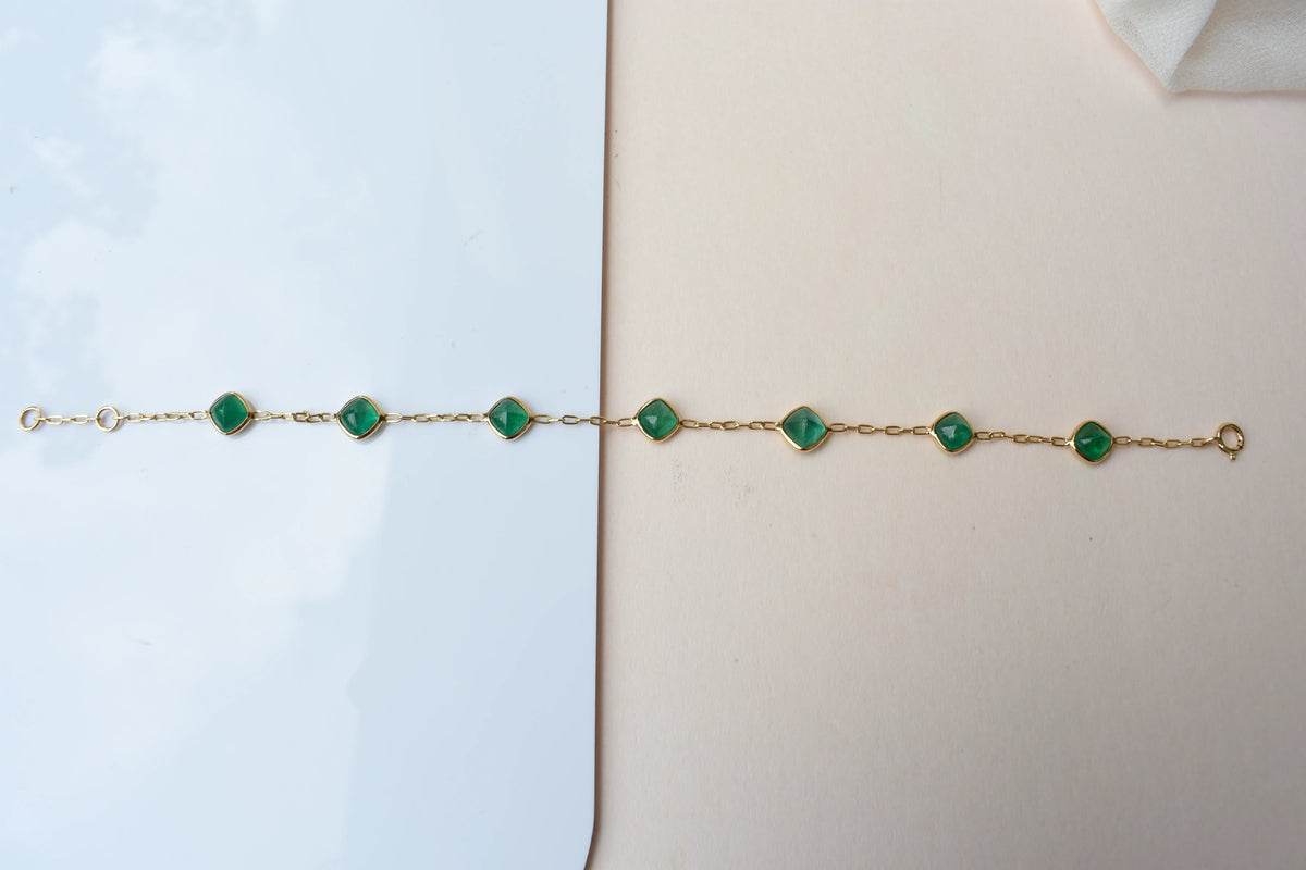 18K gold bracelet with cabochon-cut emerald stations
