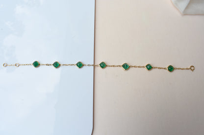 18K gold bracelet with cabochon-cut emerald stations