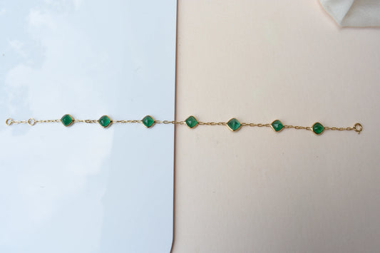 18K gold bracelet with cabochon-cut emerald stations