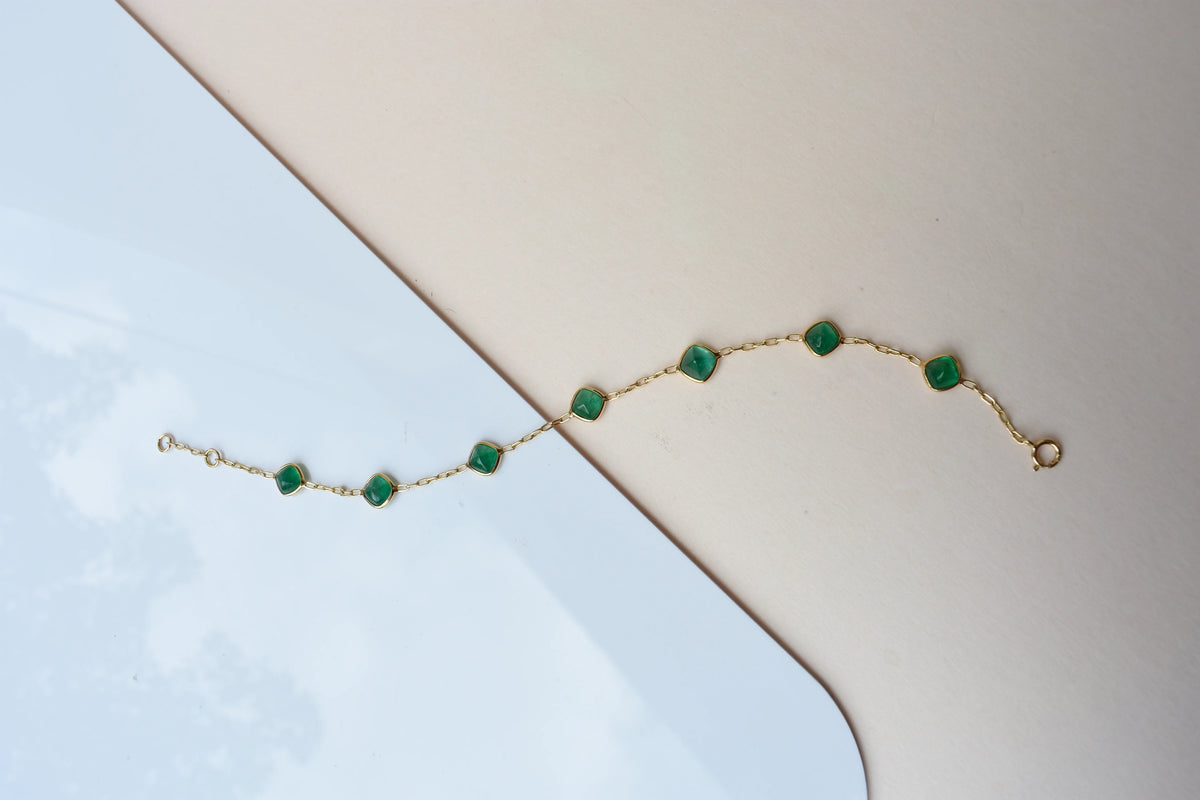 18K gold bracelet with cabochon-cut emerald stations