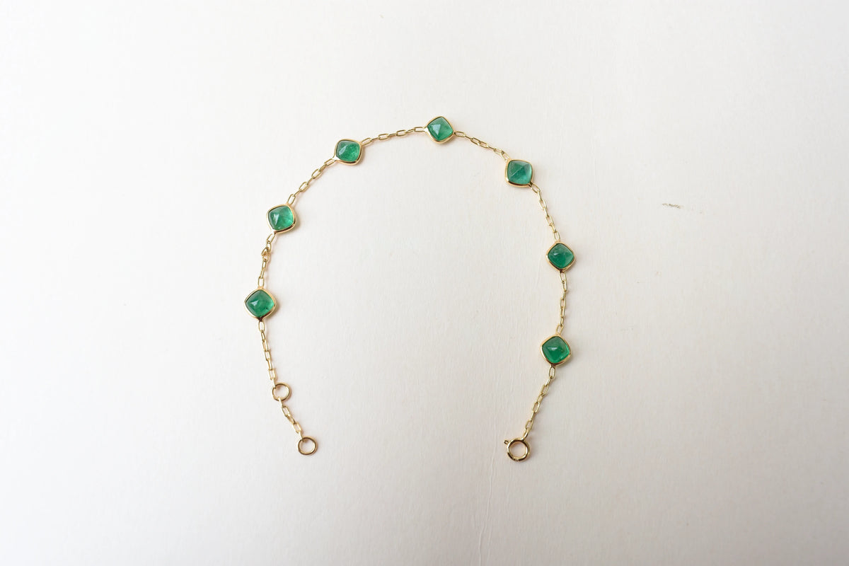 18K gold bracelet with cabochon-cut emerald stations
