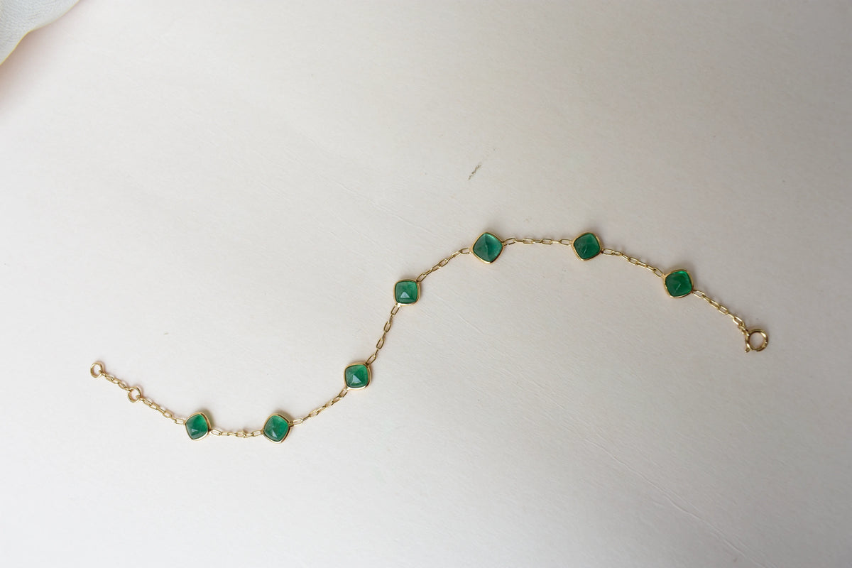 18K gold bracelet with cabochon-cut emerald stations