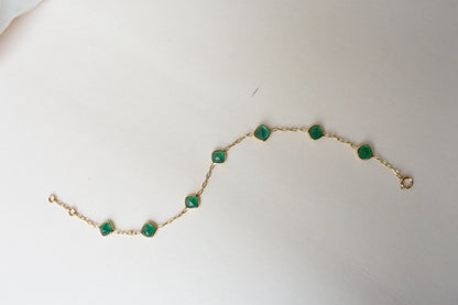 18K gold bracelet with cabochon-cut emerald stations