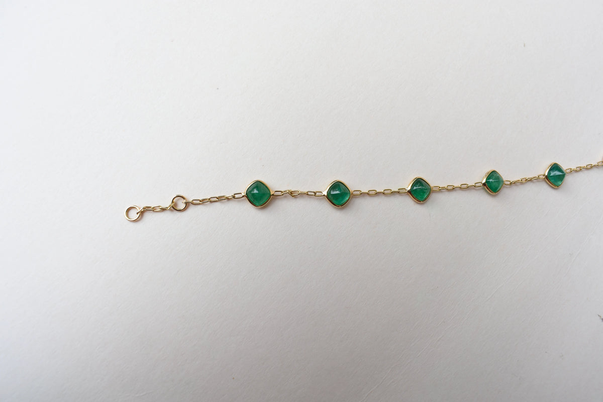 18K gold bracelet with cabochon-cut emerald stations