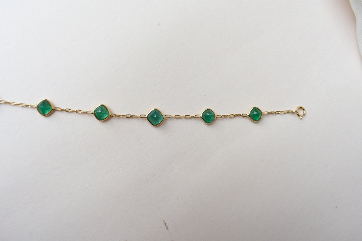 18K gold bracelet with cabochon-cut emerald stations