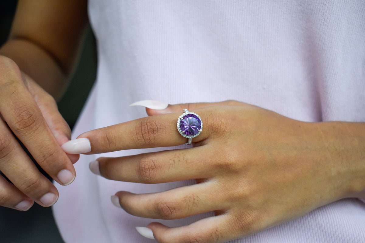 Round amethyst halo ring in 925 silver with fan-faceted cut and cubic zirconia border