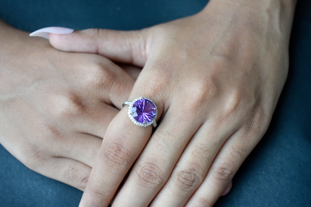 Round amethyst halo ring in 925 silver with fan-faceted cut and cubic zirconia border