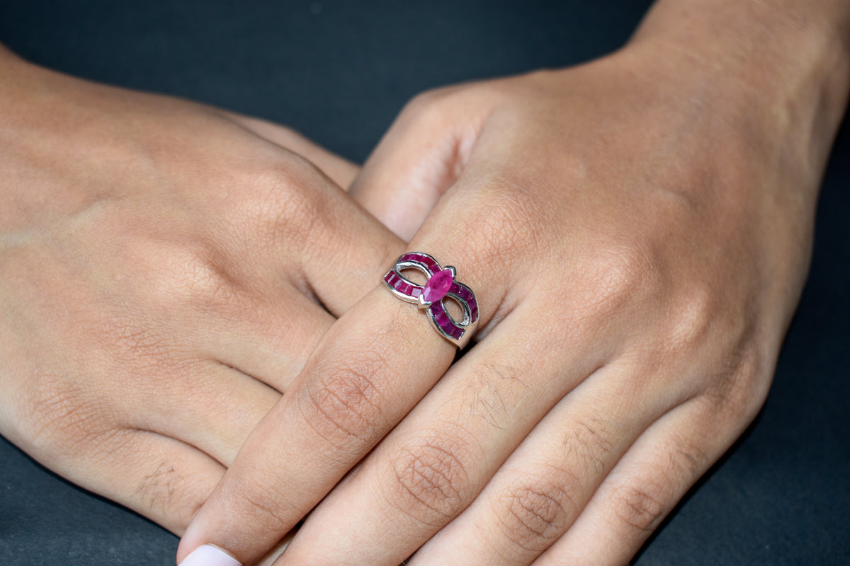 Ruby bow-shaped infinity ring in 925 silver
