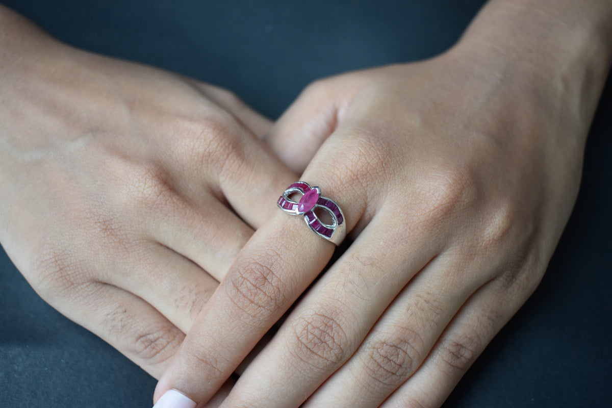 Ruby bow-shaped infinity ring in 925 silver