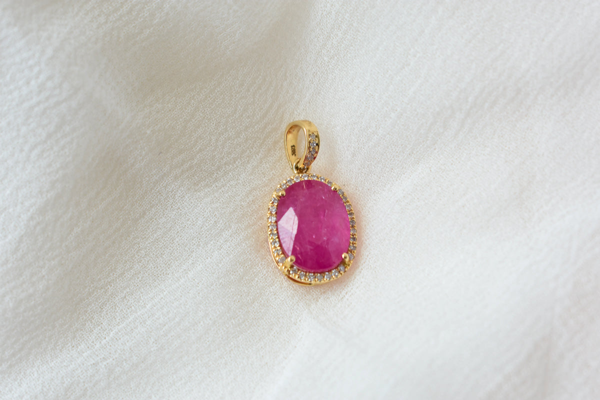 18K gold pendant with ruby and diamond halo