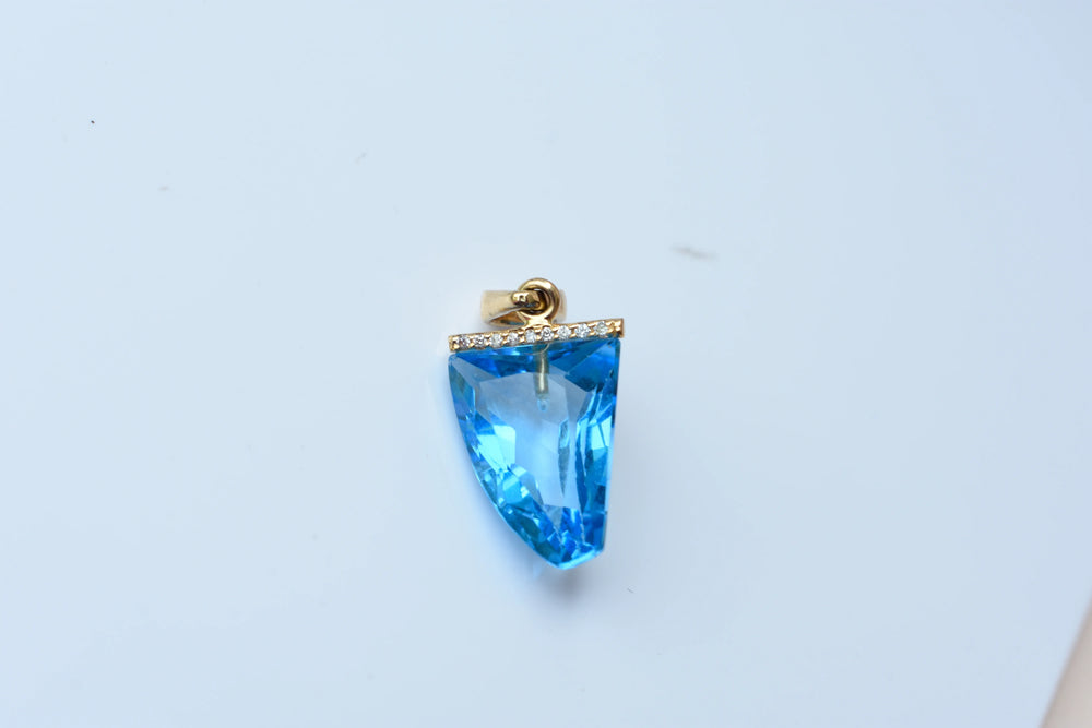 18K gold pendant with faceted blue topaz and diamond bail