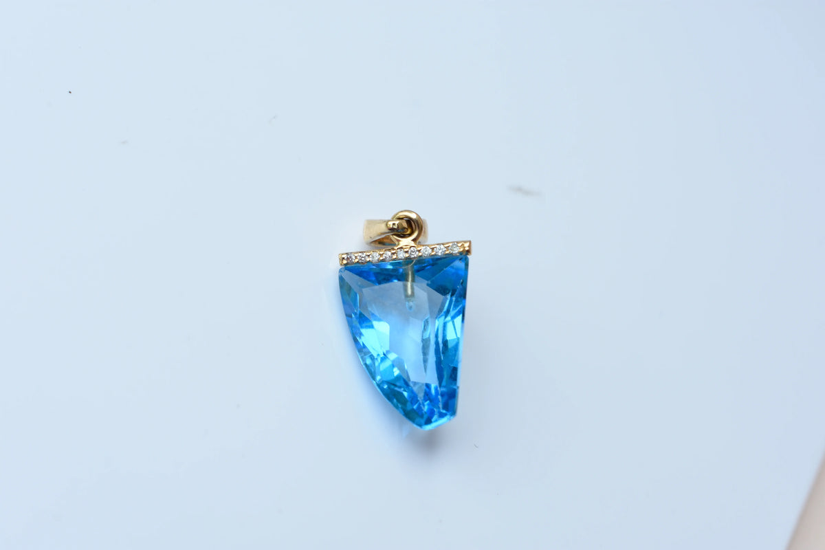 18K gold pendant with faceted blue topaz and diamond bail