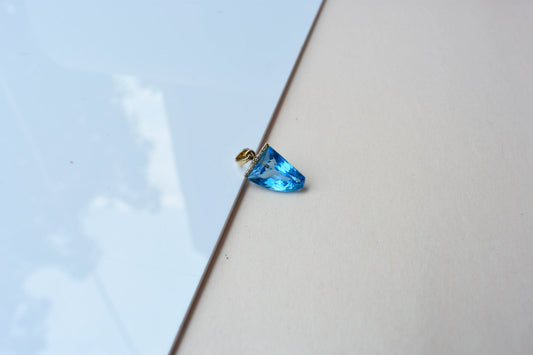 18K gold pendant with faceted blue topaz and diamond bail