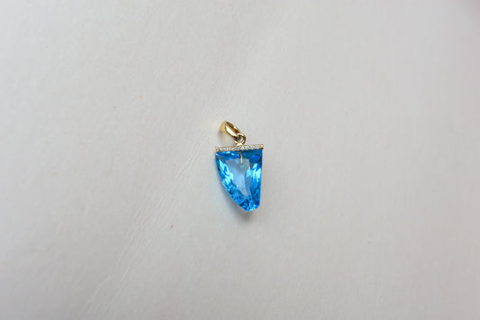 18K gold pendant with faceted blue topaz and diamond bail