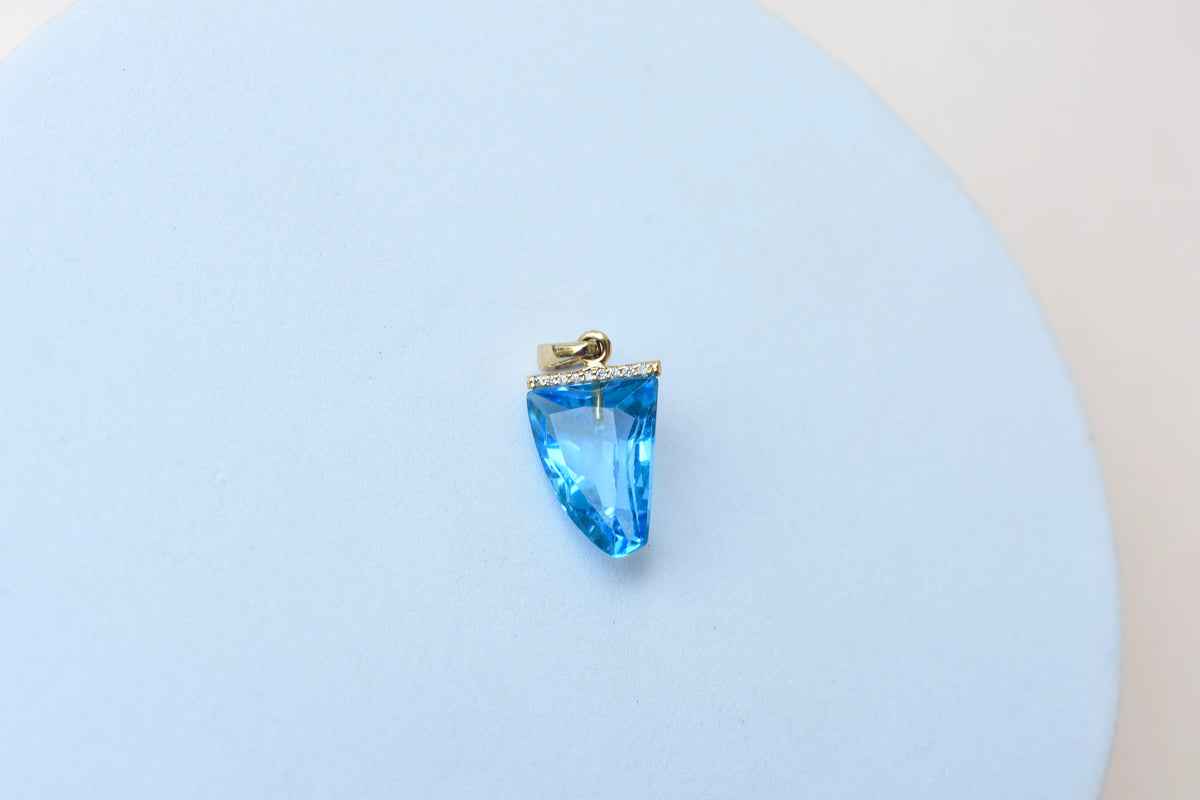 18K gold pendant with faceted blue topaz and diamond bail