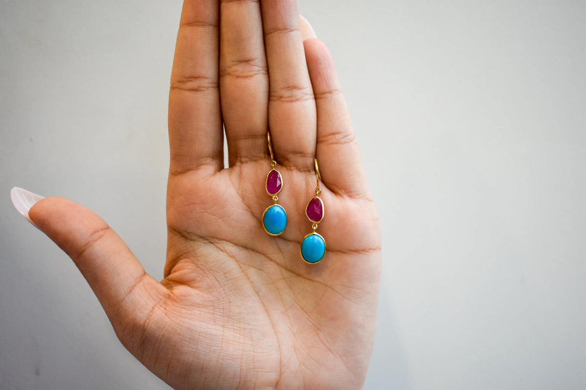 18K gold earrings with a rose quartz gemstone