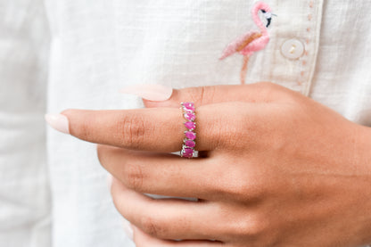 Vivid pink pear-cut eternity ring in 925 silver