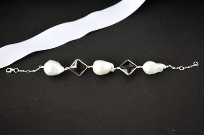 Smoky quartz and baroque pearl bracelet with bezel-set stones in 925 silver