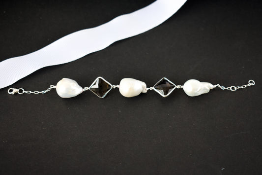 Smoky quartz and baroque pearl bracelet with bezel-set stones in 925 silver