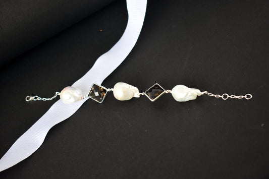Smoky quartz and baroque pearl bracelet with bezel-set stones in 925 silver