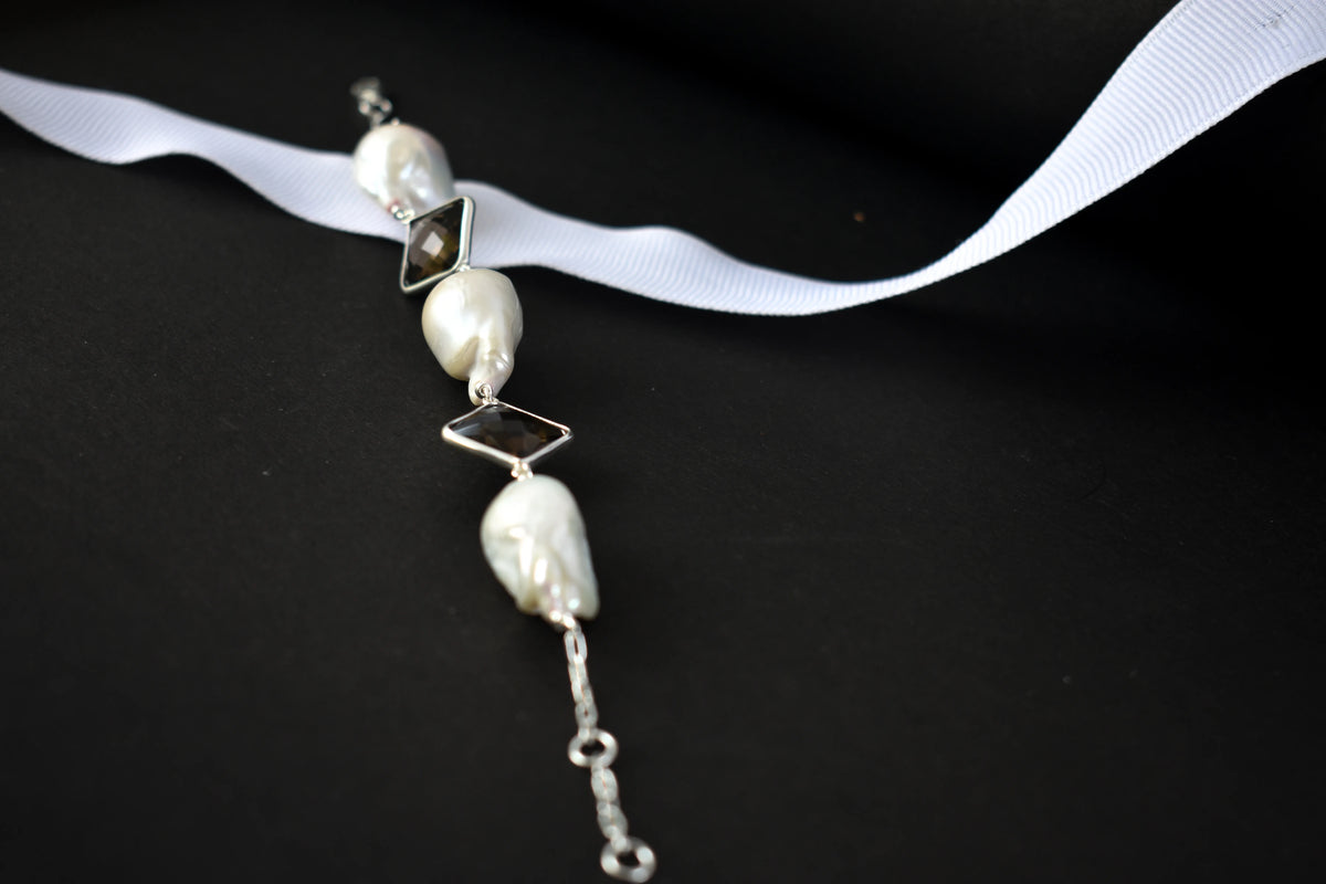 Smoky quartz and baroque pearl bracelet with bezel-set stones in 925 silver