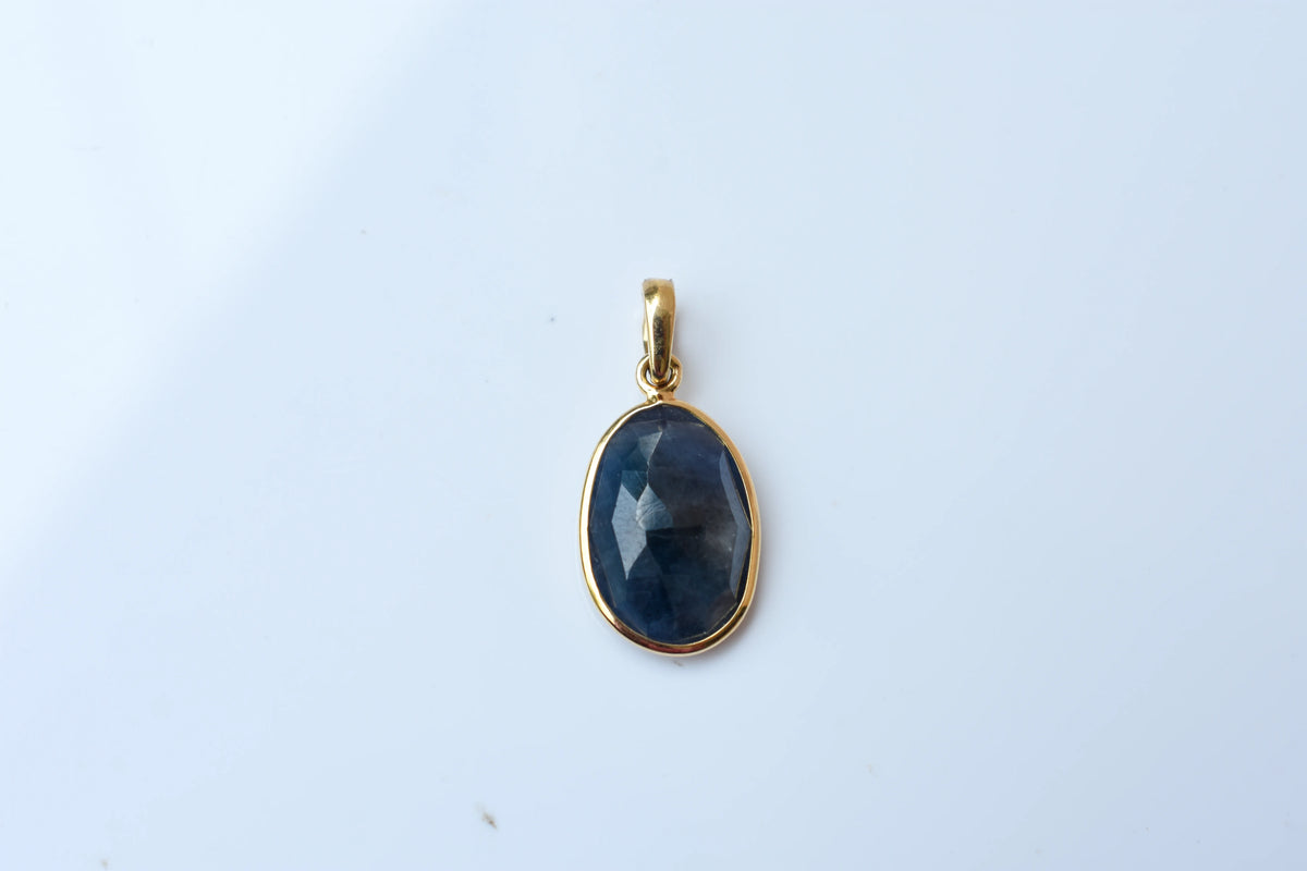 18K gold pendant with bezel-set oval blue sapphire