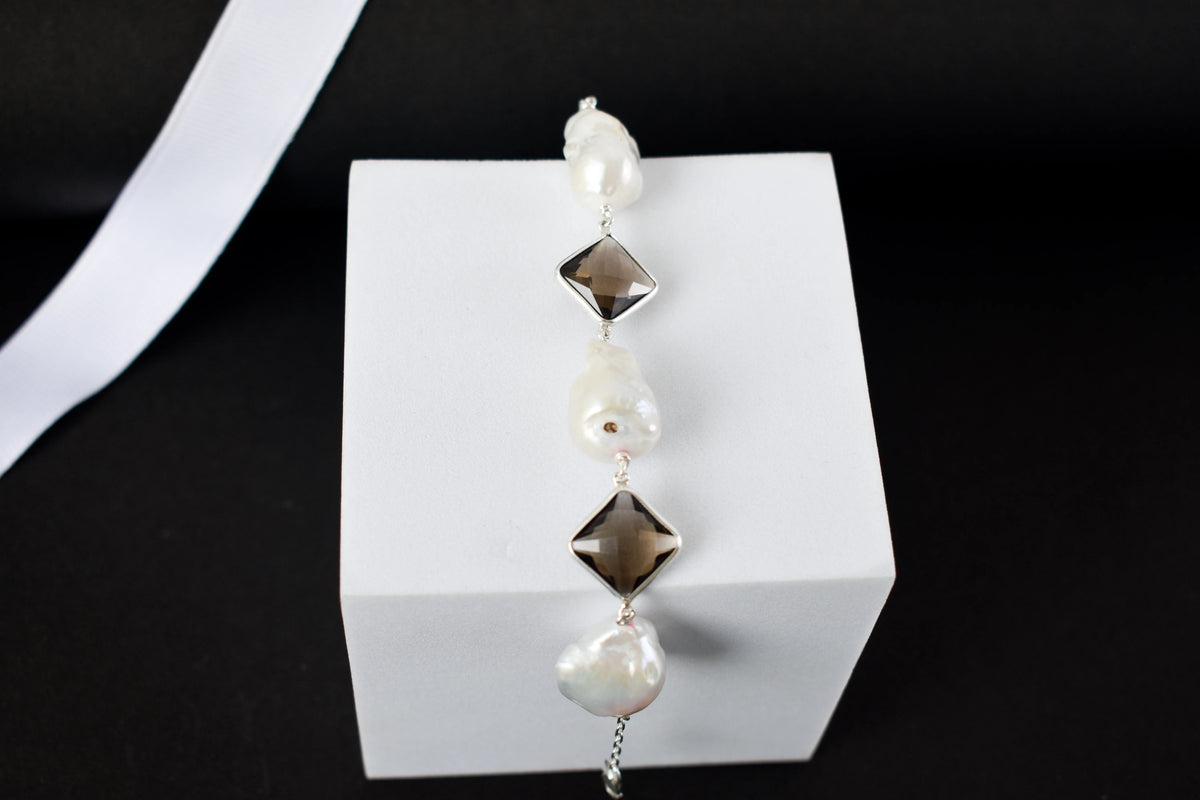 Smoky quartz and baroque pearl bracelet with bezel-set stones in 925 silver