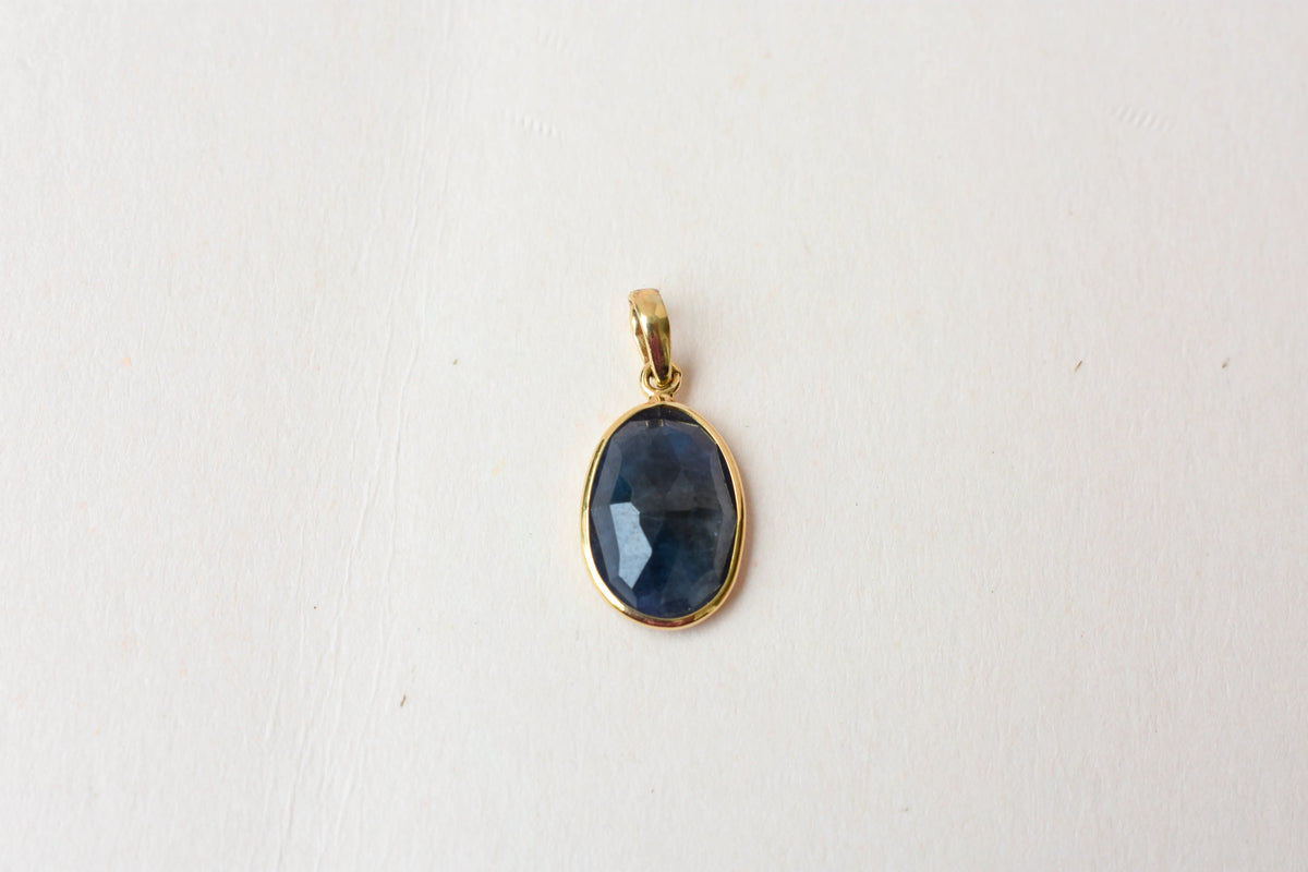 18K gold pendant with bezel-set oval blue sapphire