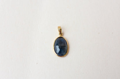 18K gold pendant with bezel-set oval blue sapphire