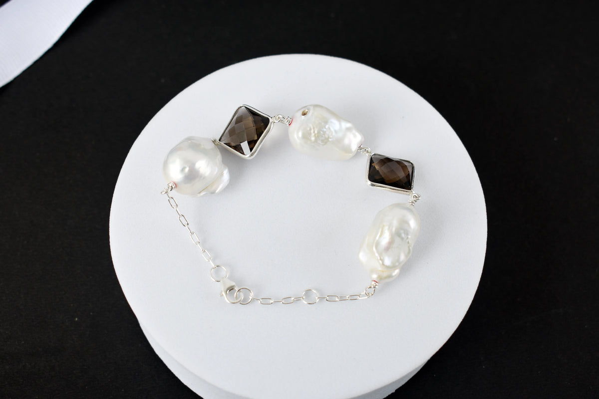 Smoky quartz and baroque pearl bracelet with bezel-set stones in 925 silver