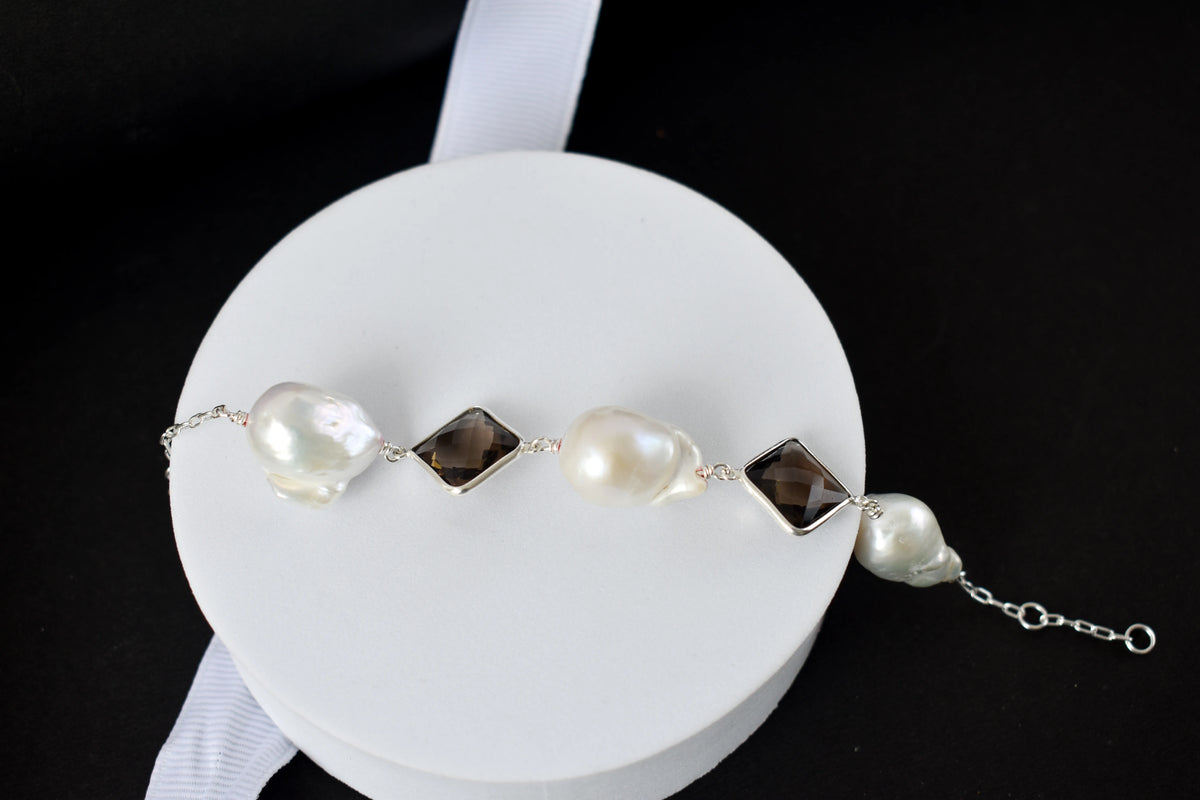Smoky quartz and baroque pearl bracelet with bezel-set stones in 925 silver