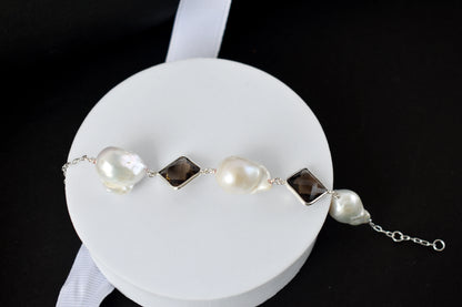 Smoky quartz and baroque pearl bracelet with bezel-set stones in 925 silver