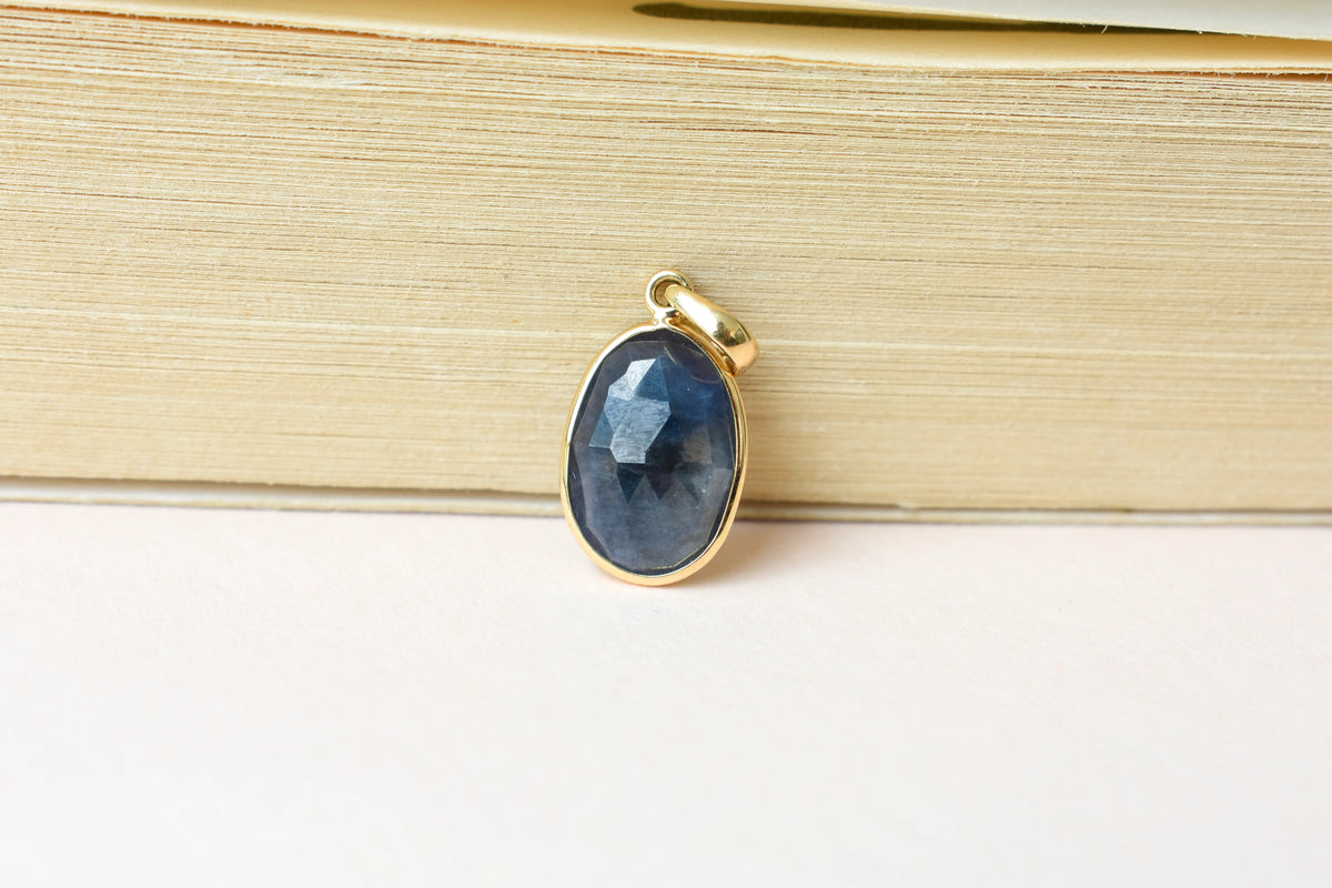 18K gold pendant with bezel-set oval blue sapphire