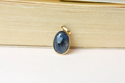 18K gold pendant with bezel-set oval blue sapphire