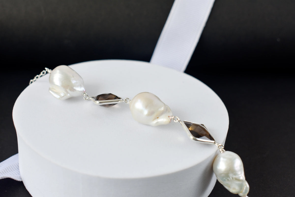 Smoky quartz and baroque pearl bracelet with bezel-set stones in 925 silver