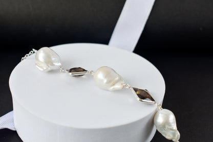 Smoky quartz and baroque pearl bracelet with bezel-set stones in 925 silver