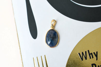 18K gold pendant with bezel-set oval blue sapphire