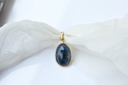 18K gold pendant with bezel-set oval blue sapphire