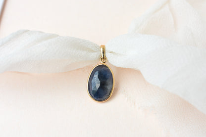 18K gold pendant with bezel-set oval blue sapphire