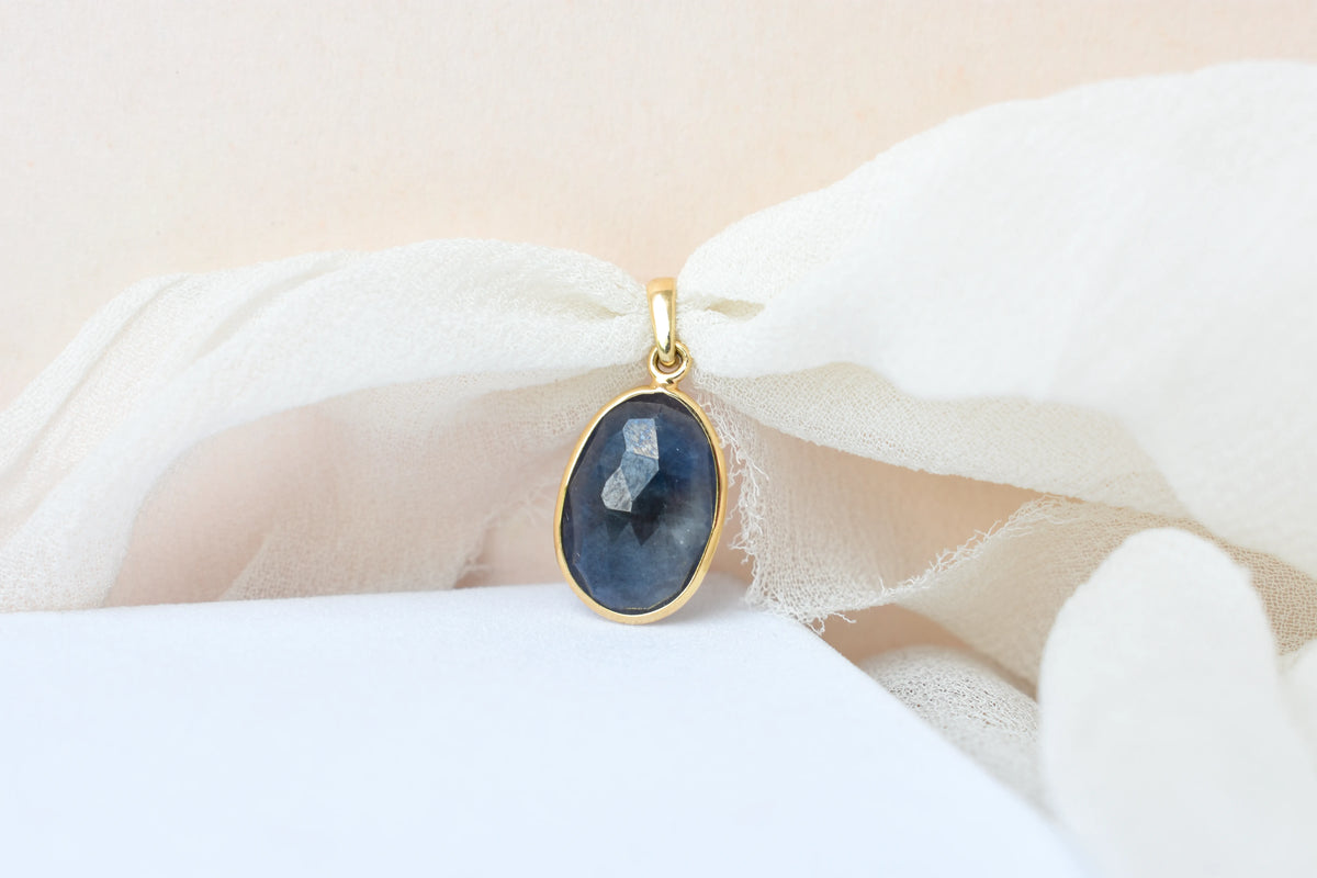 18K gold pendant with bezel-set oval blue sapphire